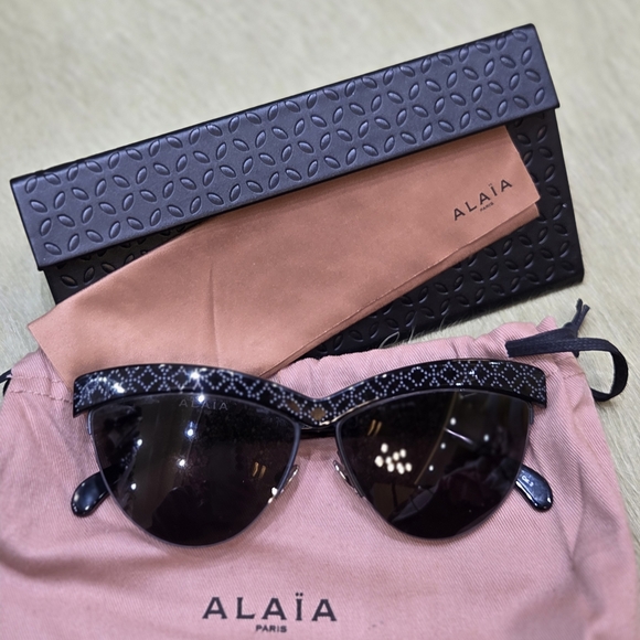 ALAIA Cateye Black Studded Women's Sunglasses, NWT and Package - Picture 9 of 13